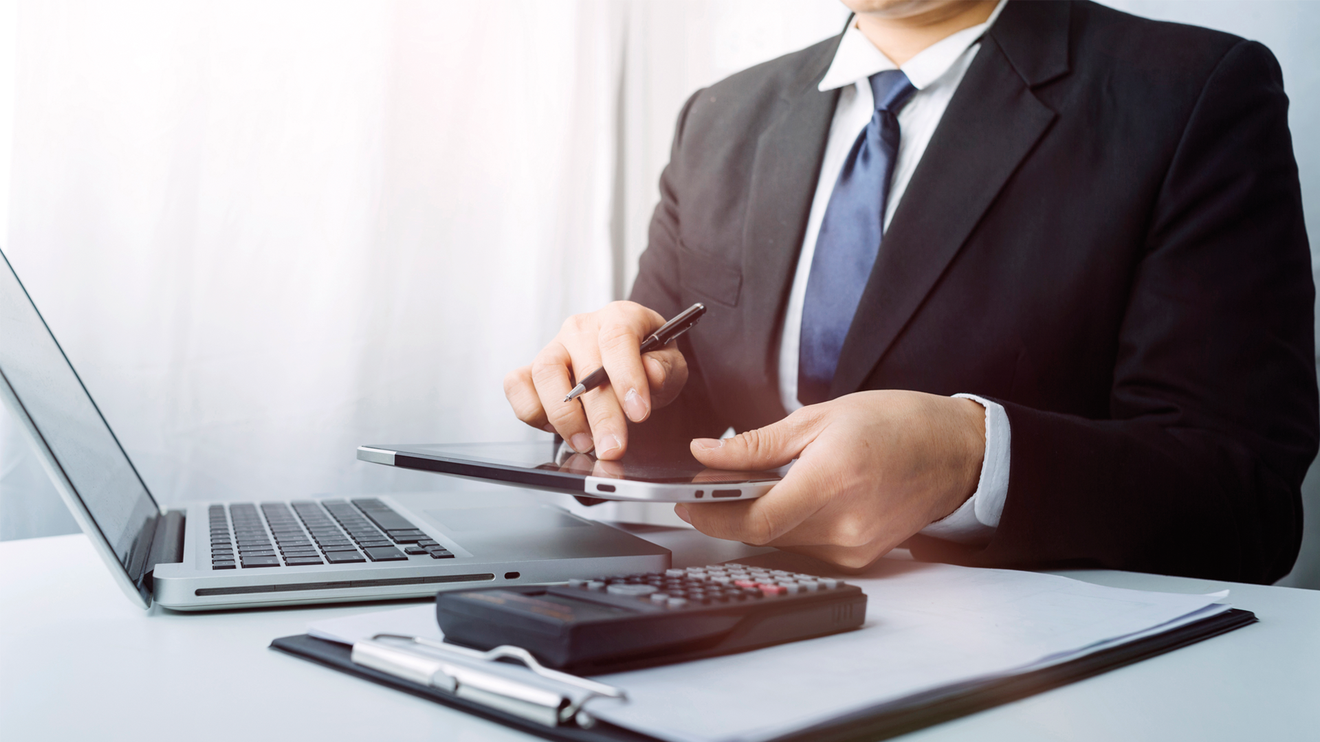 Pessoa mexendo no tablet