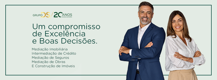 Frase Compromisso de excelência e colaboradores a sorrir